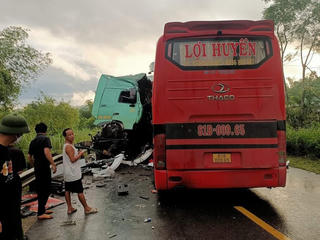 Tông trực diện xe đầu kéo rơ móc, tài xế xe khách chết tại chỗ