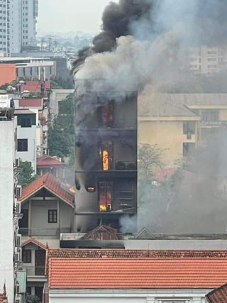 Hà Nội: Cháy lớn ở cơ sở dịch vụ tiệc cưới