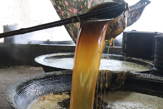 Cả làng nấu thứ mật chấm với bánh chưng, cận Tết 'cháy đơn hàng'