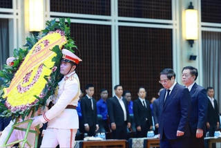 Thủ tướng Phạm Minh Chính viếng nguyên Chủ tịch Đảng NDCM Lào, nguyên Chủ tịch nước Lào Khamtay Siphandone