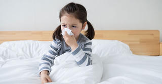 Làm gì khi trẻ chảy máu cam mùa đông?