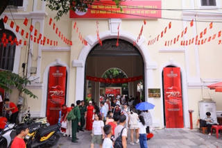 Người dân hào hứng check in Trạm khách A80 Tự hào Việt Nam trong khuôn viên Sở Văn hóa và Thể thao Hà Nội