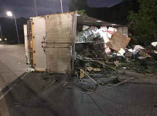 Xe tải mất lái đâm vào nhà dân rồi lật ngang trên quốc lộ 1