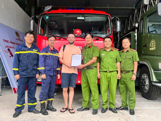 Đà Nẵng: Du khách Nga cảm ơn những người dũng cảm đu dây cứu mình