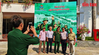 Xúc động cuộc gặp gỡ 'Nửa thế kỷ xếp bút nghiên ra trận'