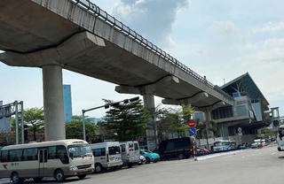 Hàng loạt bãi xe không phép dọc tuyến metro Nhổn - Ga Hà Nội bị xử phạt