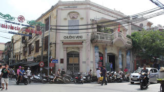 Loanh quanh trên phố Hàng Bạc