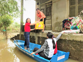 400 phần quà hỗ trợ khẩn cấp người dân chịu thiệt hại do bão, lũ 