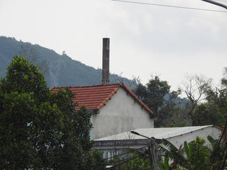 Nhà máy đặt trong khu dân cư: Khổ vì khói bụi