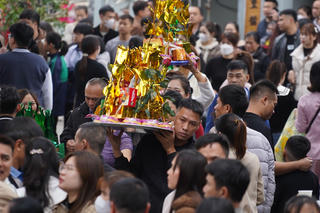 Người dân về đền Bà Chúa Kho 'vay tiền, xin lộc'