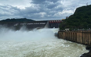 Đóng bớt cửa xả đáy Hồ Hòa Bình và Hồ Sơn La