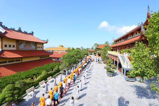 Hàng vạn Phật tử về Chùa Ba Vàng dự lễ Giỗ tổ và tu tập 3 ngày 3 đêm 