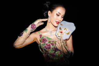 Hương Ly khoe thân hình 'mình hạc xương mai',  hóa quý cô châu Á thập niên 1980