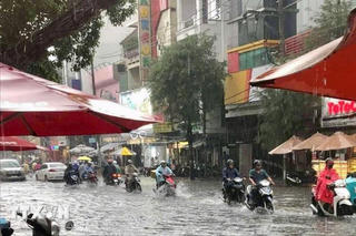 Thành phố Hồ Chí Minh mưa trắng trời, đường phố ngập trong 'biển nước'