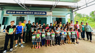 Đắk Lắk: Tặng quà học sinh nghèo xã biên giới huyện Buôn Đôn