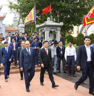 Chủ tịch nước Nguyễn Xuân Phúc trao tặng nhà Đại Đoàn kết tại Nghệ An