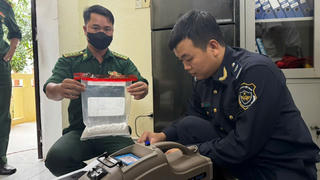 Quảng Ngãi: Phát hiện 1.500 viên nén nghi ma túy trôi dạt vào bờ biển