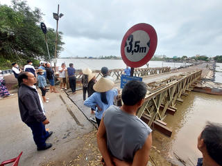 Nam Định: Nhân viên cầu phao Ninh Cường mất tích trên sông sau khi cầu bị đâm va