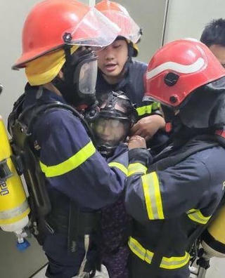 Hà Nội: Cháy lớn tại căn hộ chung cư Victoria Văn Phú, 2 phụ nữ mắc kẹt