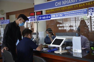 Người dân quan tâm thủ tục giấy tờ khi TP HCM sắp xếp lại phường