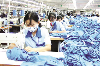 Công nhân viên chức lao động tìm hiểu lịch sử dân tộc