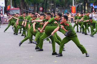 Cảnh sát cơ động Hải Phòng biểu diễn kỷ niệm 50 năm ngày truyền thống