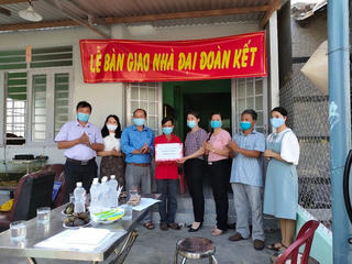 Phú Yên: Bàn giao 6 căn nhà Đại đoàn kết cho hộ nghèo