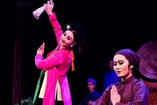 Để chèo chạm gần khán giả