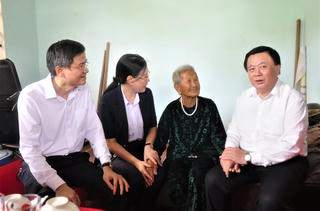 Ủy viên Bộ Chính trị Nguyễn Xuân Thắng thăm gia đình có công tại tỉnh Quảng Ngãi