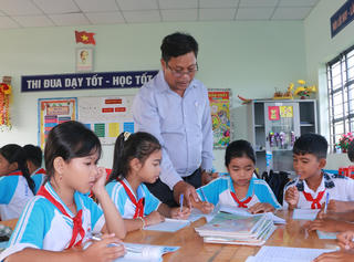 Chăm lo phát triển giáo dục vùng đồng bào Khmer