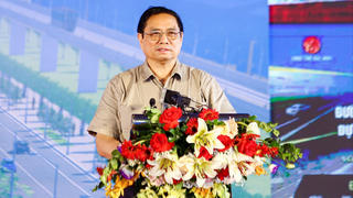 'Vượt nắng, thắng mưa' để làm cao tốc