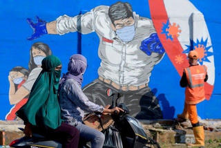 Lo ngại viêm phổi, Indonesia hối thúc người dân đeo khẩu trang