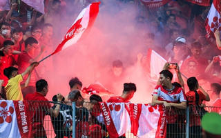 Sau vụ đốt pháo sáng, CLB Hà Nội và Hải Phòng nhận án phạt nặng 