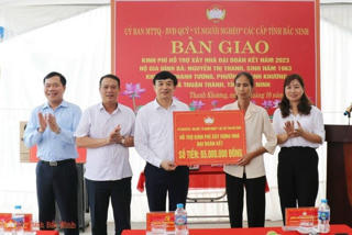 MTTQ tỉnh Bắc Ninh trao kinh phí xây nhà Đại đoàn kết và hỗ trợ cho hộ nghèo