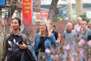 Nhiều khách nước ngoài tham quan chợ hoa 'mỗi năm họp một lần'