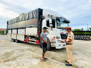 Huế: Phát hiện hàng chục tấn đường trắng không rõ nguồn gốc