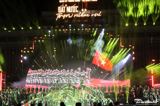 Lãnh đạo Đảng, Nhà nước, Mặt trận Tổ quốc Việt Nam tham dự chương trình nghệ thuật đặc biệt 'Đất nước trọn niềm vui'