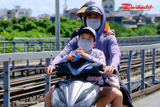 Hà Nội nắng chói chang trong hôm nay