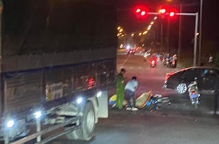 Phú Thọ: Va chạm với xe tải chồng tử vong, vợ bị thương