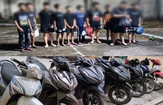 Hà Nội: Bắt nhóm đối tượng mang hung khí gây rối, tấn công người đi đường