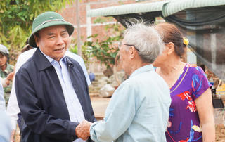 Chủ tịch nước kiểm tra, thăm hỏi người dân bị thiệt hại trong bão số 5 ở Đà Nẵng