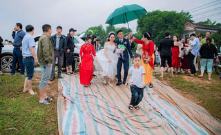 Hàng trăm khách mời 'xắn quần' lội qua dòng nước lũ để dự đám cưới