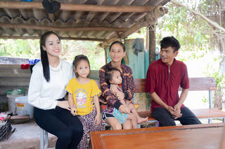 Á Hậu Đào Thị Hiền dùng tiền thưởng làm từ thiện trên quê hương