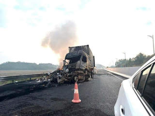 Va chạm trên cao tốc, xe container cháy rụi lúc nửa đêm