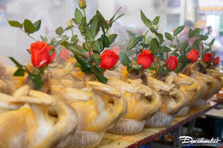 Chợ 'nhà giàu' Hà Nội đông đúc người sắm đồ lễ mùng 1 cuối cùng của năm Quý Mão