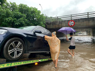 Đại lộ Thăng Long ngập sâu, hàng loạt xe ô tô chết máy