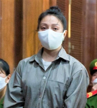 Bất ngờ hoãn xử sơ thẩm vụ mẹ kế hành hạ bé gái 8 tuổi đến tử vong