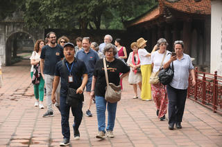 Du lịch chờ cú hích