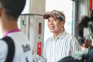 Người dân xếp hàng trải nghiệm tuyến đường sắt đô thị Nhổn - ga Hà Nội từ sáng sớm