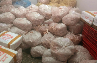 Hà Nội: Thu giữ gần 1 tấn chân gà, thịt trâu bẩn